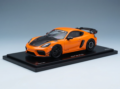 Orangefarbenes Manthey GT4 RS-Modellauto auf Sockel, von Vroomi für Sammler präsentiert