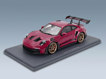 Rotes Porsche 911 GT3 RS-Modellauto im Maßstab 1:18 mit goldenen Felgen, auf Sockel präsentiert — Vroomi