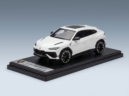 Weißes Lamborghini Urus S-Modellauto von Looksmart, präsentiert auf schwarzem Sockel — Vroomi