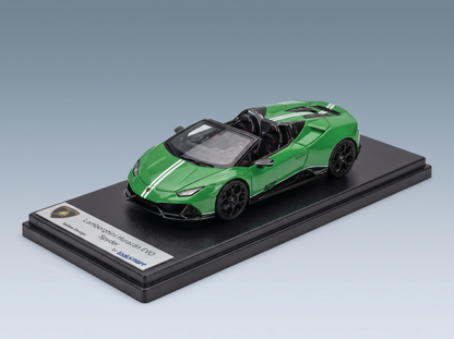 Grünes Lamborghini Huracán EVO Spyder-Modellauto von Looksmart, präsentiert auf einem Vroomi-Sammler-Sockel