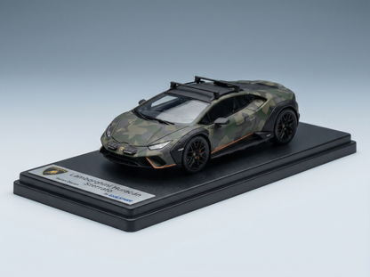 Lamborghini Huracán Sterrato im Camouflage-Design als Modellauto von Vroomi, präsentiert auf einem schwarzen Sockel mit Plakette.