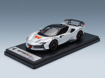 Silbernes Ferrari SF90 Stradale-Modellauto mit orangefarbenen Akzenten, präsentiert auf schwarzem Sockel — Vroomi
