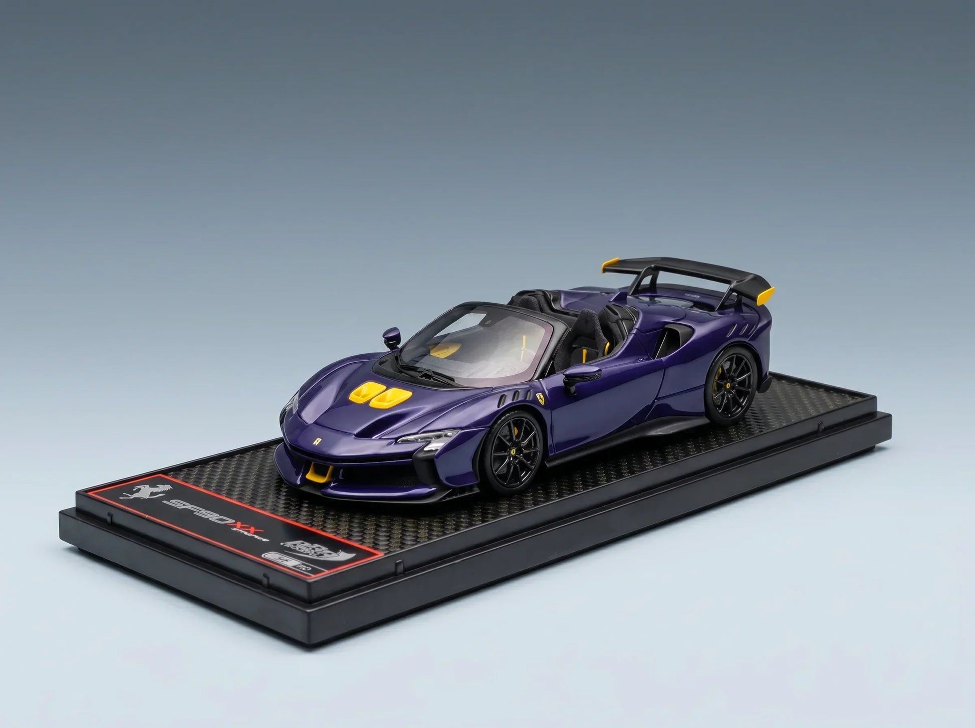 FERRARI - SF90 XX STRADALE SPIDER 2024 - BLU ELETTRICO - BLEU, JAUNE, NOIR - Boutique de modèles réduits Vroomi