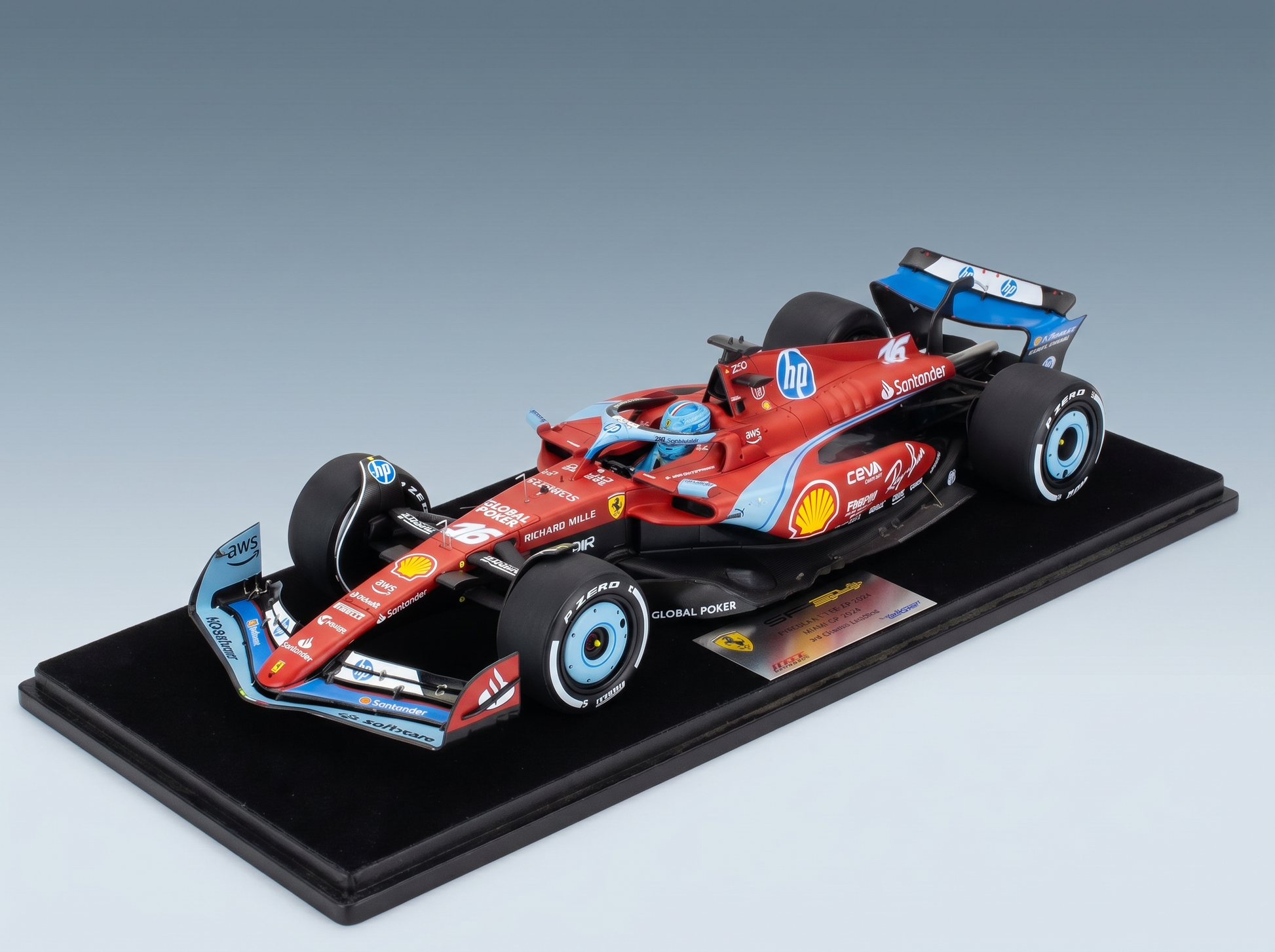 Rotes Ferrari-Formel-1-Modellauto mit Shell- und HP-Logos, präsentiert auf einem schwarzen Sockel bei Vroomi