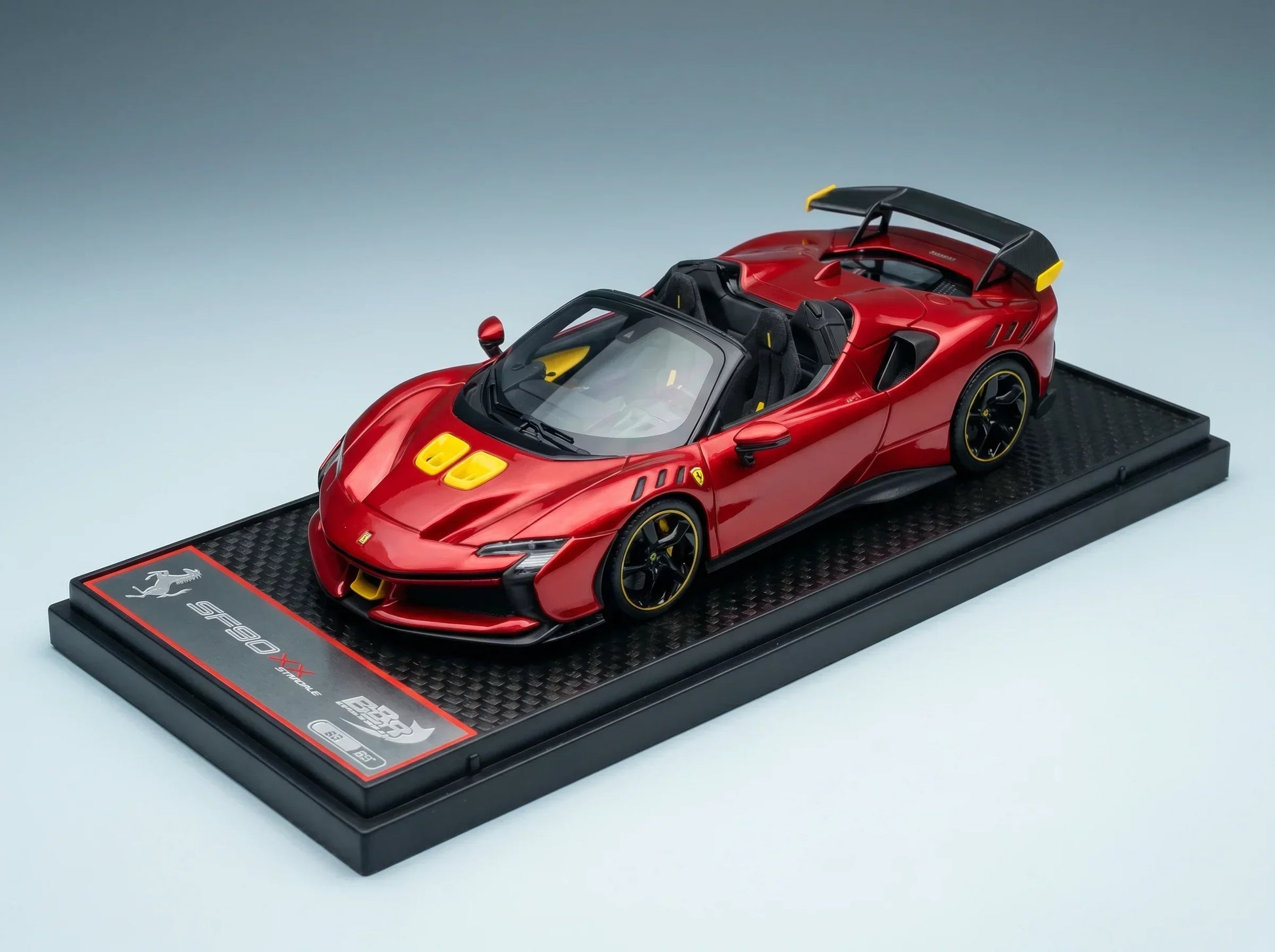 FERRARI - SF90 XX STRADALE SPIDER 2024 - ROSSO PORTOFINO - ROUGE MÉTALLISÉ, JAUNE ET NOIR - Boutique de modèles réduits Vroomi