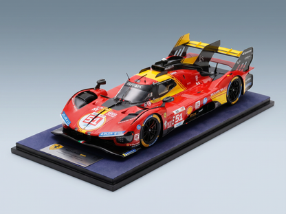 Rotes Ferrari 499P-Modellauto Nr. 51 im Maßstab mit Sponsorenaufklebern, präsentiert auf einem Vroomi-Sammler-Sockel