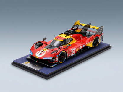 Rotes und gelbes Ferrari 499P Le Mans-Modellauto auf einem Ausstellungssockel, mit Rennaufklebern und Vroomi-Logo