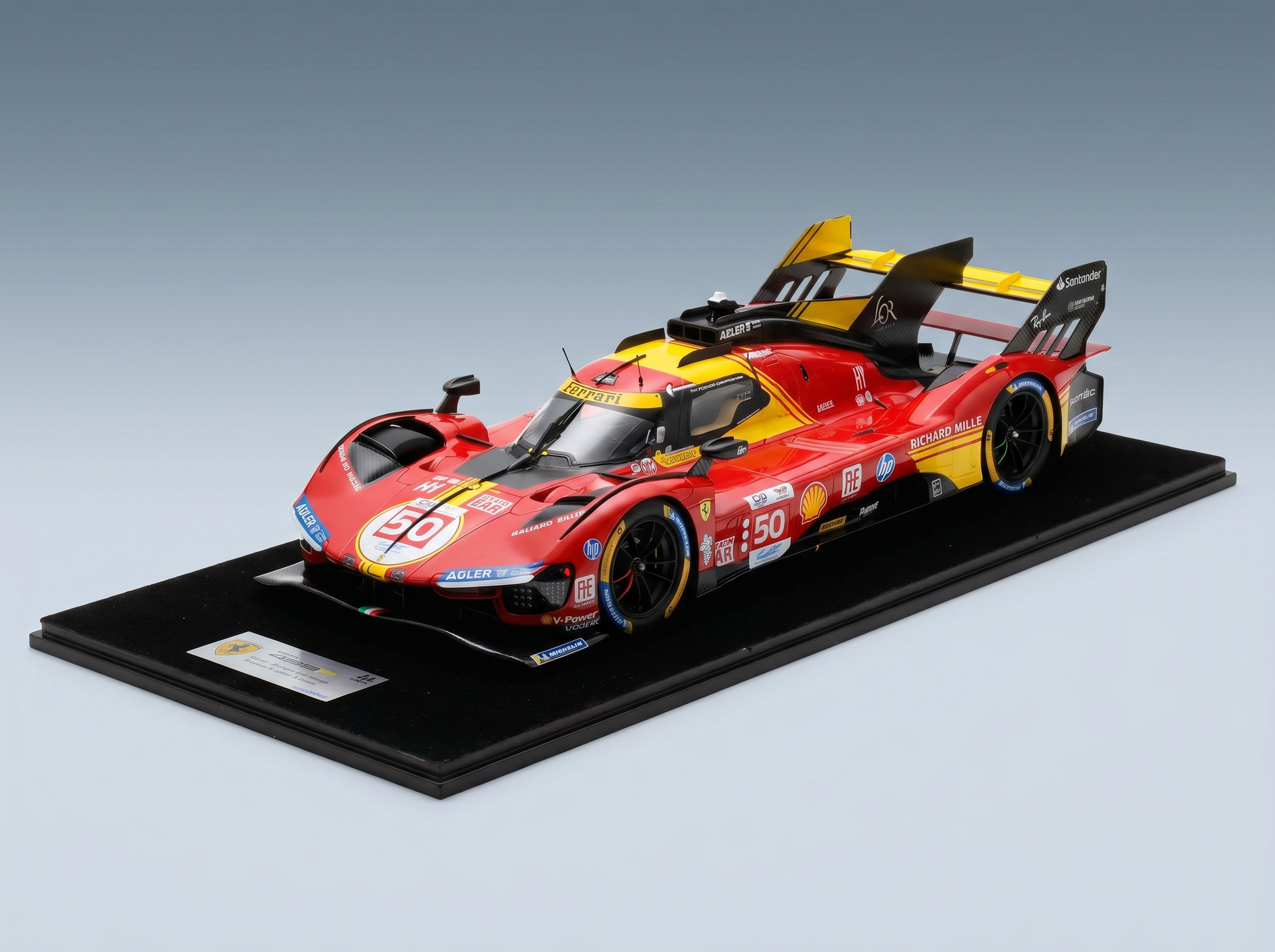 Rotes und gelbes Ferrari-Modellauto im Maßstab 1:50 auf einem Sockel, ein Vroomi-Sammlerstück für Motorsportfans