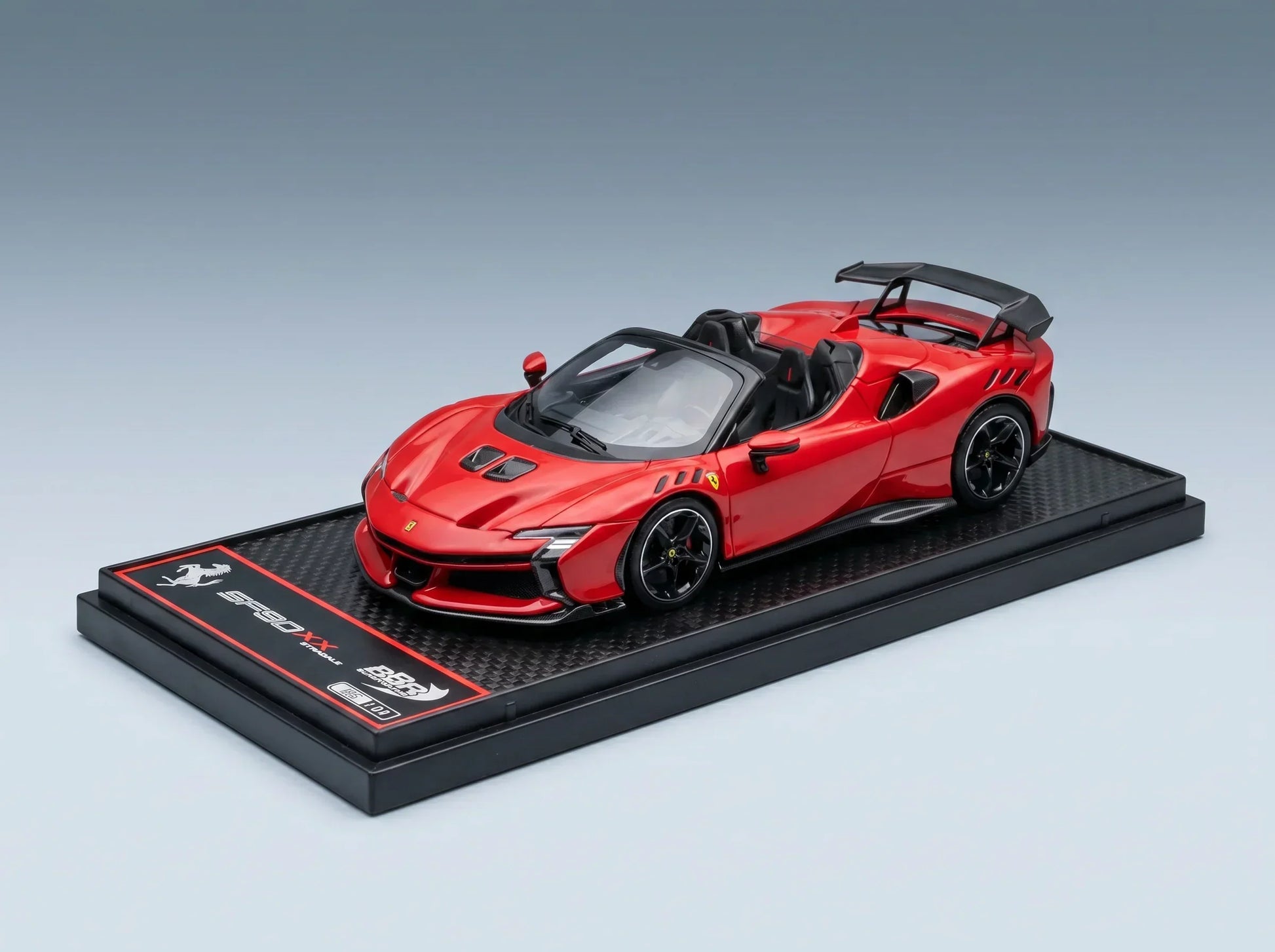 FERRARI - SF90 XX STRADALE SPIDER 2024 - ROSSO CORSA 322 - ROUGE NOIR Boutique de modèles réduits Vroomi