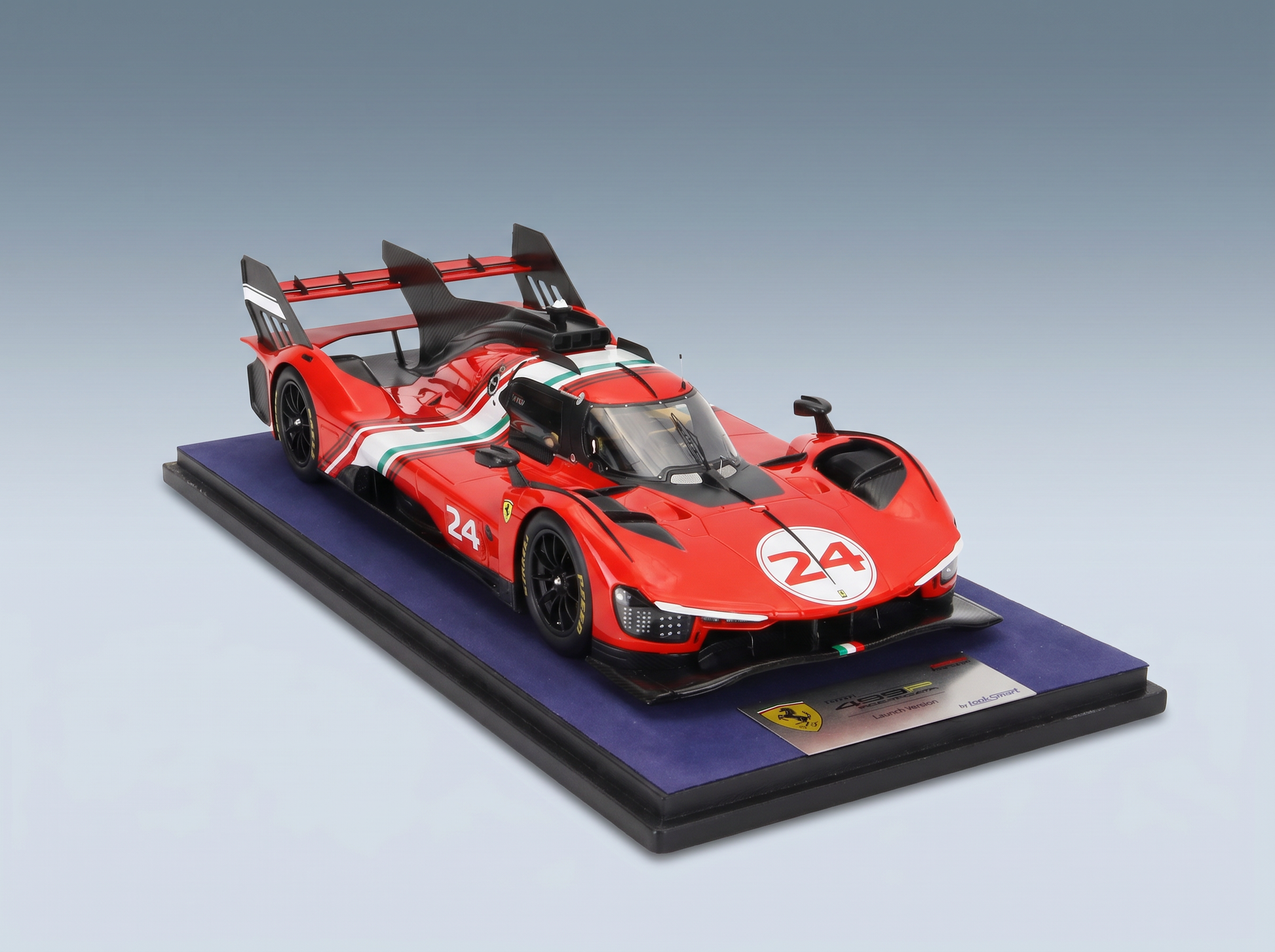 Rotes Ferrari 499P-Modellauto mit der Startnummer 24, präsentiert auf einem Vroomi-Sammlerständer