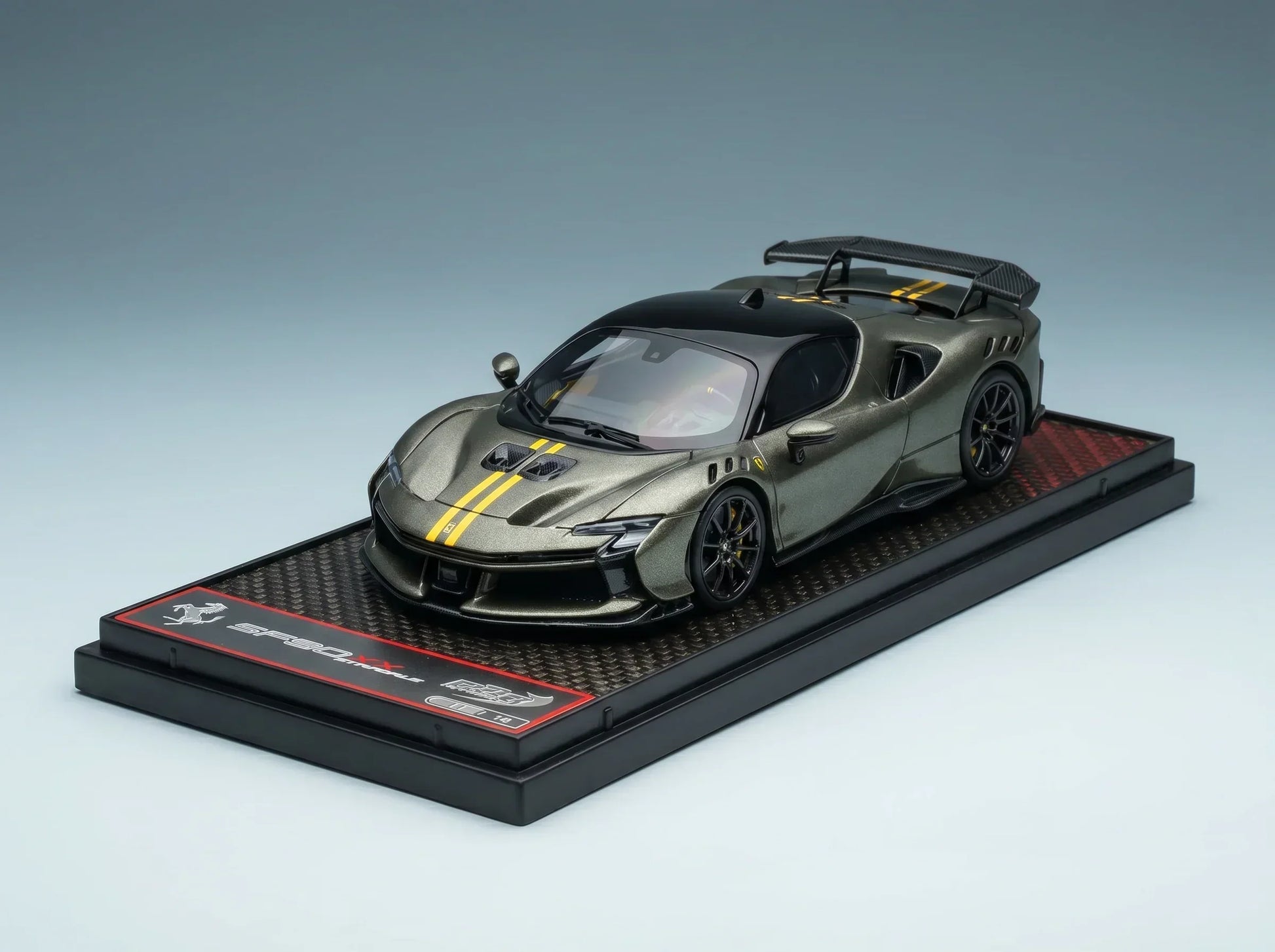FERRARI - SF90 XX STRADALE 2024 - VERDE MASONI - MATGROEN-ZWART Vroomi Schaalmodellenwinkel