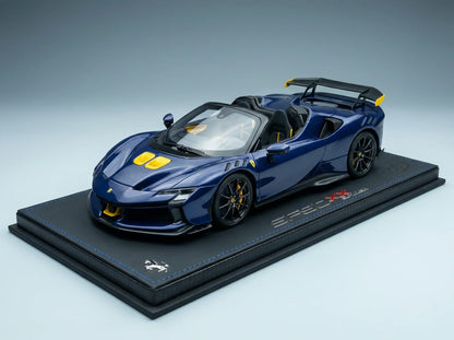 FERRARI - SF90 XX STRADALE SPIDER 2024 - MET VITRINE - WITH SHOWCASE - BLU ELETTRICO - BLAUW GEEL ZWART Vroomi Schaalmodellen Shop