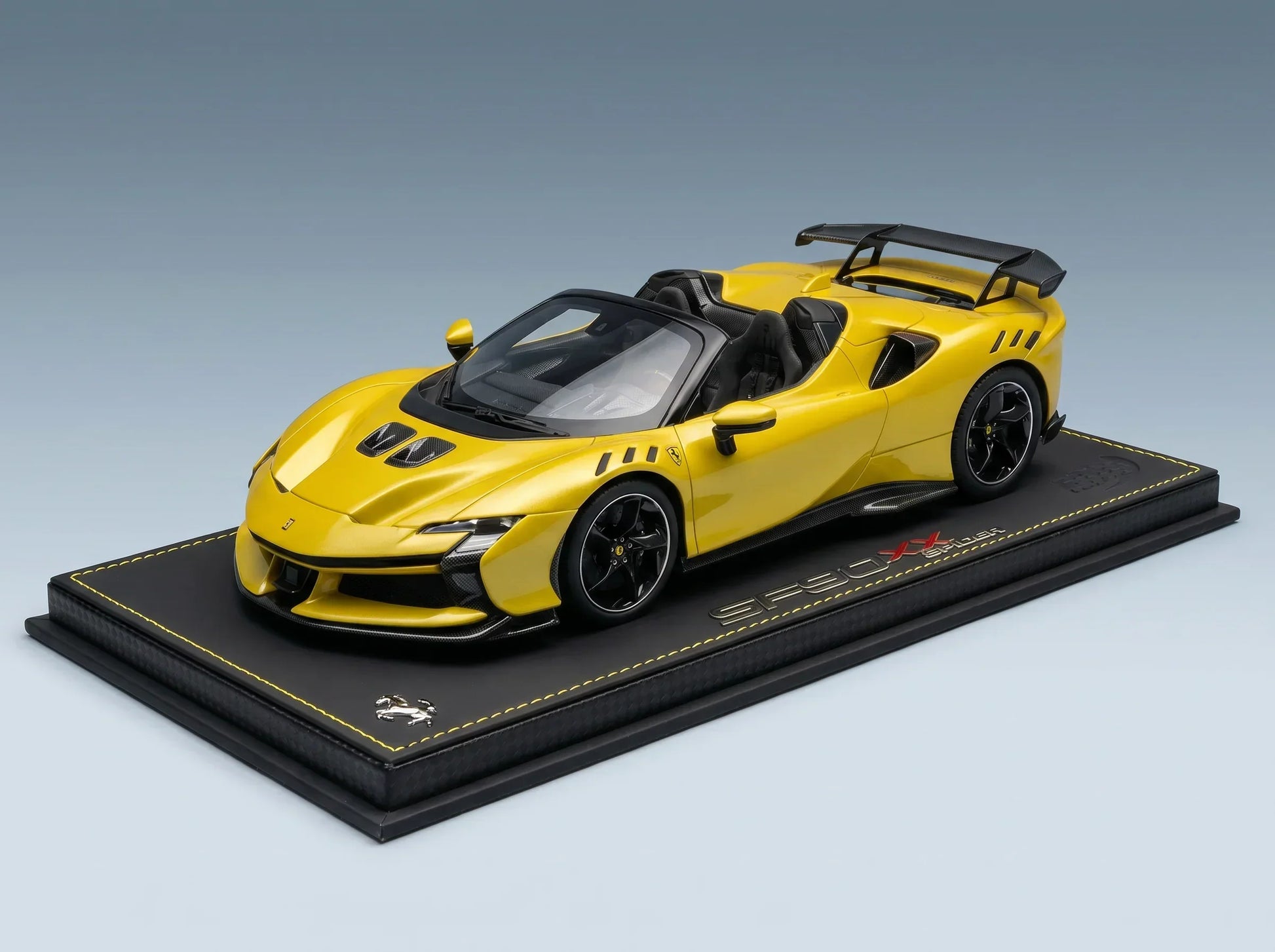 FERRARI - SF90 XX STRADALE SPIDER 2024 - AVEC VITRINE - GIALLO MONTECARLO - JAUNE MÉTALLISÉ ET NOIR - Boutique de modèles réduits Vroomi