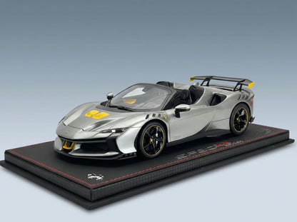 FERRARI - SF90 XX STRADALE SPIDER 2024 - AVEC VITRINE - GRIGIO COMPETIZIONE - GRIS, JAUNE, NOIR - Boutique de modèles réduits Vroomi