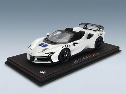 FERRARI - SF90 XX STRADALE SPIDER 2024 - AVEC VITRINE - ARGENTO NURBURGRING - ARGENT, BLEU, NOIR - Boutique de modèles réduits Vroomi