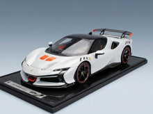 FERRARI - SF90 XX STRADALE 2024 - CON VETRINA - WITH SHOWCASE - BIANCO ARTICO - WHITE MET ORANGE BLACK Vroomi Scale model cars Shop