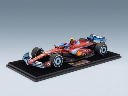 Rotes Ferrari-F1-Modellauto mit Shell- und HP-Lackierung, präsentiert auf einem schwarzen Sockel bei Vroomi
