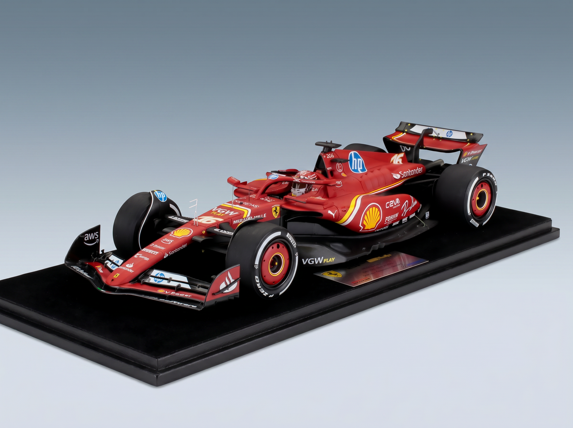 Rotes Ferrari-F1-Modellauto mit Shell- und HP-Logos, präsentiert auf einem schwarzen Sockel bei Vroomi