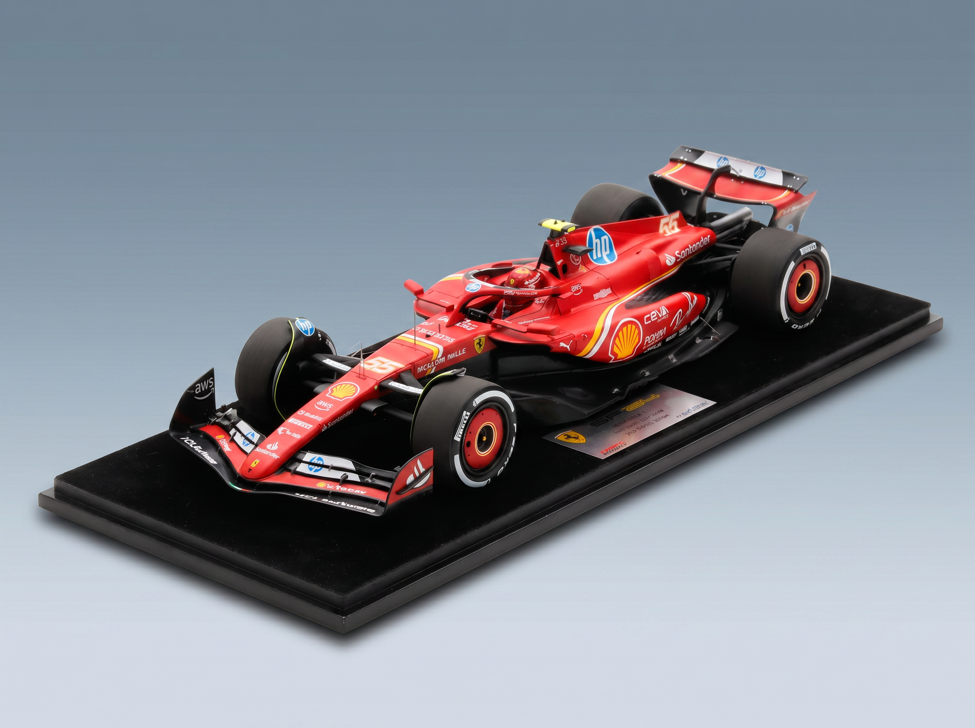Rotes Ferrari-F1-Modellauto auf einem Ausstellungsständer, mit detaillierten Sponsorenlogos, von Vroomi