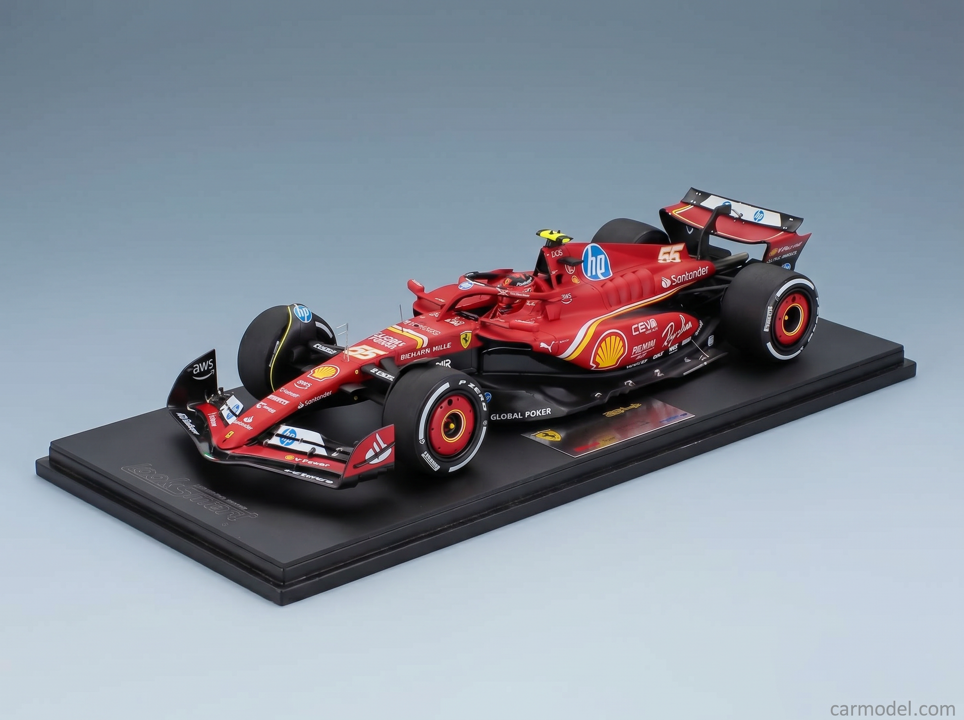Rotes Ferrari-Modellauto mit Sponsorenlogos, präsentiert auf einem schwarzen Sockel bei Vroomi