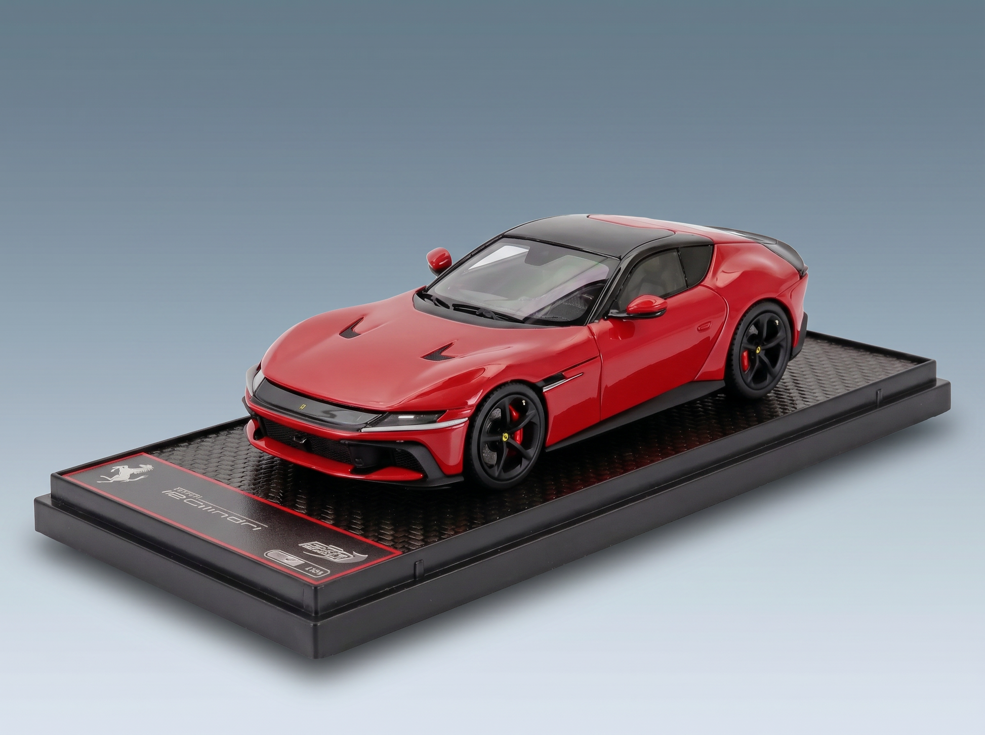 Nano_Banana_Pro_-_Hochwertiges_Studiofoto_eines_Modellautos_des_Ferrari_12Cilindri__basierend_auf_Str_8 - Vroomi