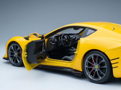 modellino in scala di una Ferrari gialla modellino portiera aperta, interni curati nei minimi dettagli e marchio Vroomi
