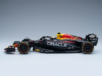 Red Bull -Modellauto, elegantes schwarzes Design mit auffälligem Branding, ausgestellt bei Vroomi.