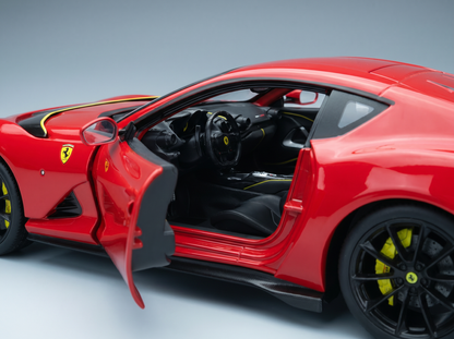Rotes Ferrari-Modellauto mit geöffneter Tür, detailgetreuem Innenraum und gelben Akzenten — Vroomi