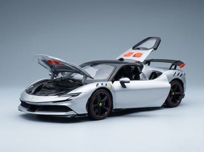 Silbernes Ferrari-Modellauto mit geöffneten Türen und Motorhaube, präsentiert von Vroomi für Sammler