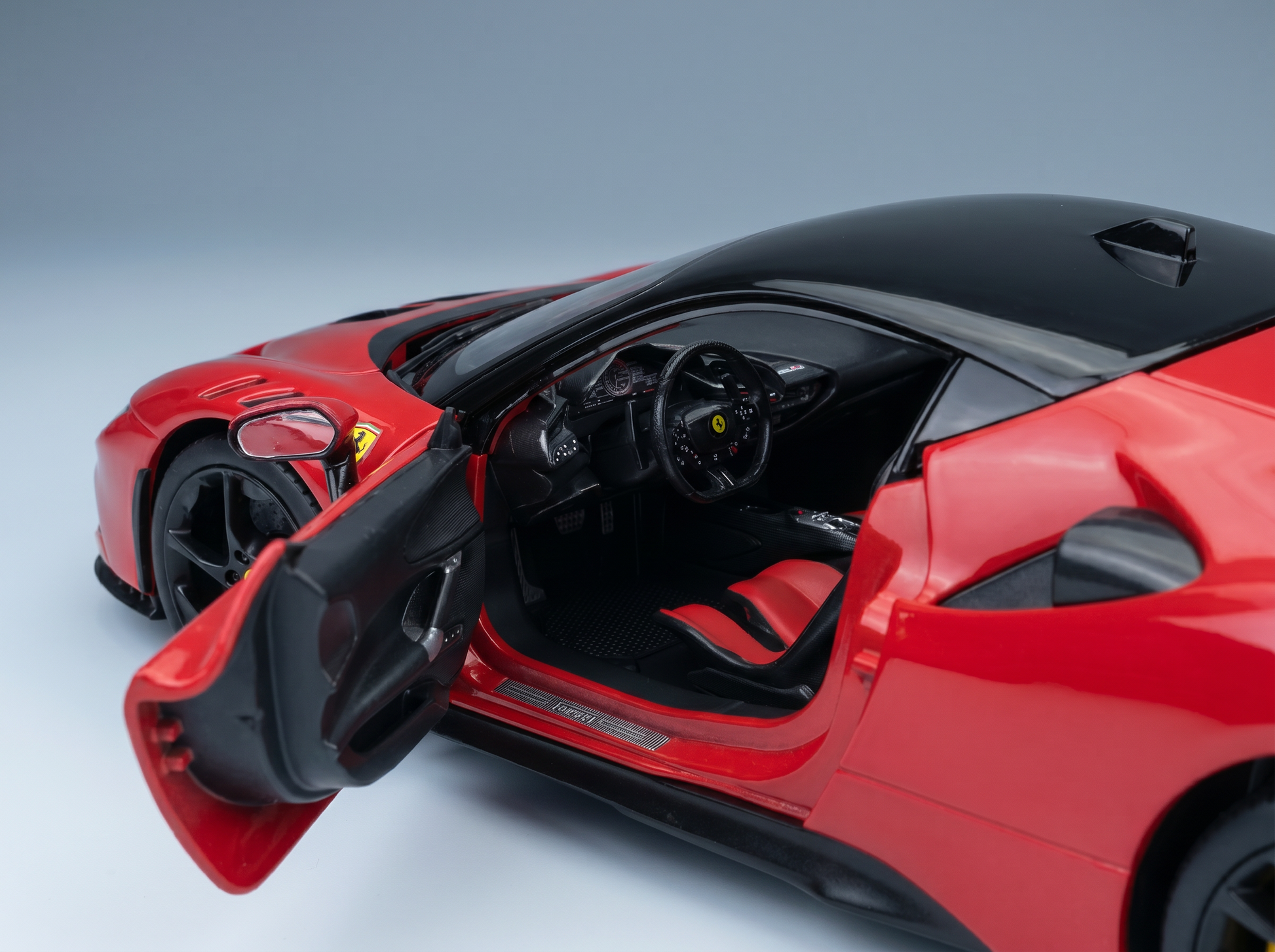 Rotes Ferrari-Modellauto mit geöffneten Türen und detailgetreuem Innenraum von Vroomi