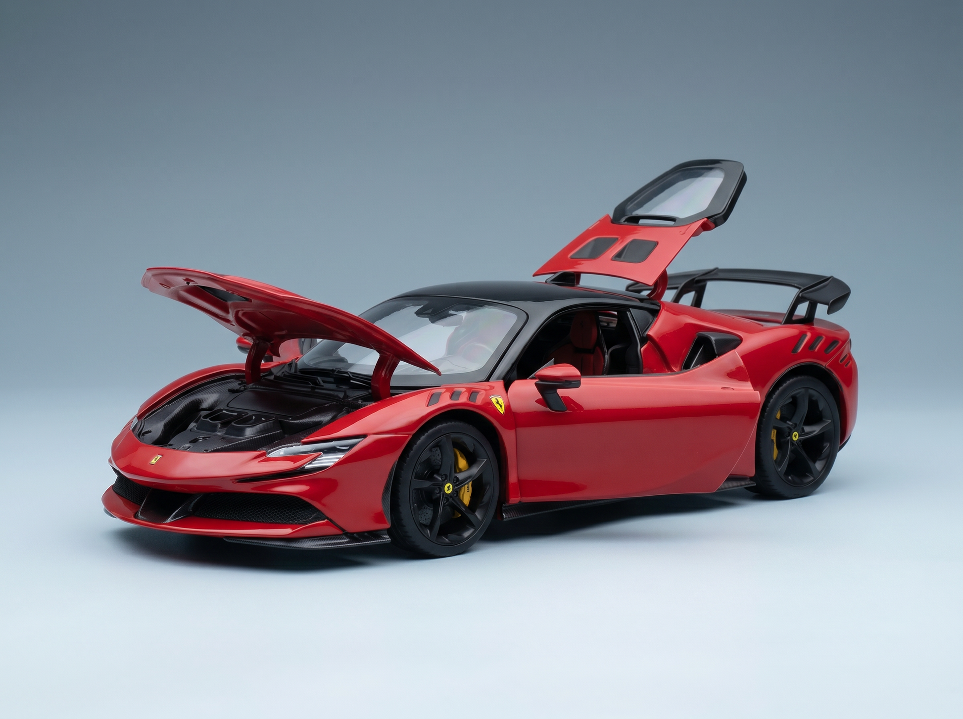 Rotes Ferrari-Modellauto mit geöffneten Türen und Motorhaube sowie detailgetreuem Motor, von Vroomi