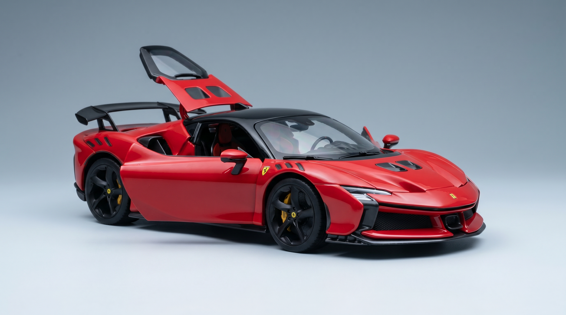 Rotes Ferrari SF90 Stradale-Modellauto mit geöffneter Tür, präsentiert von Vroomi für Sammler