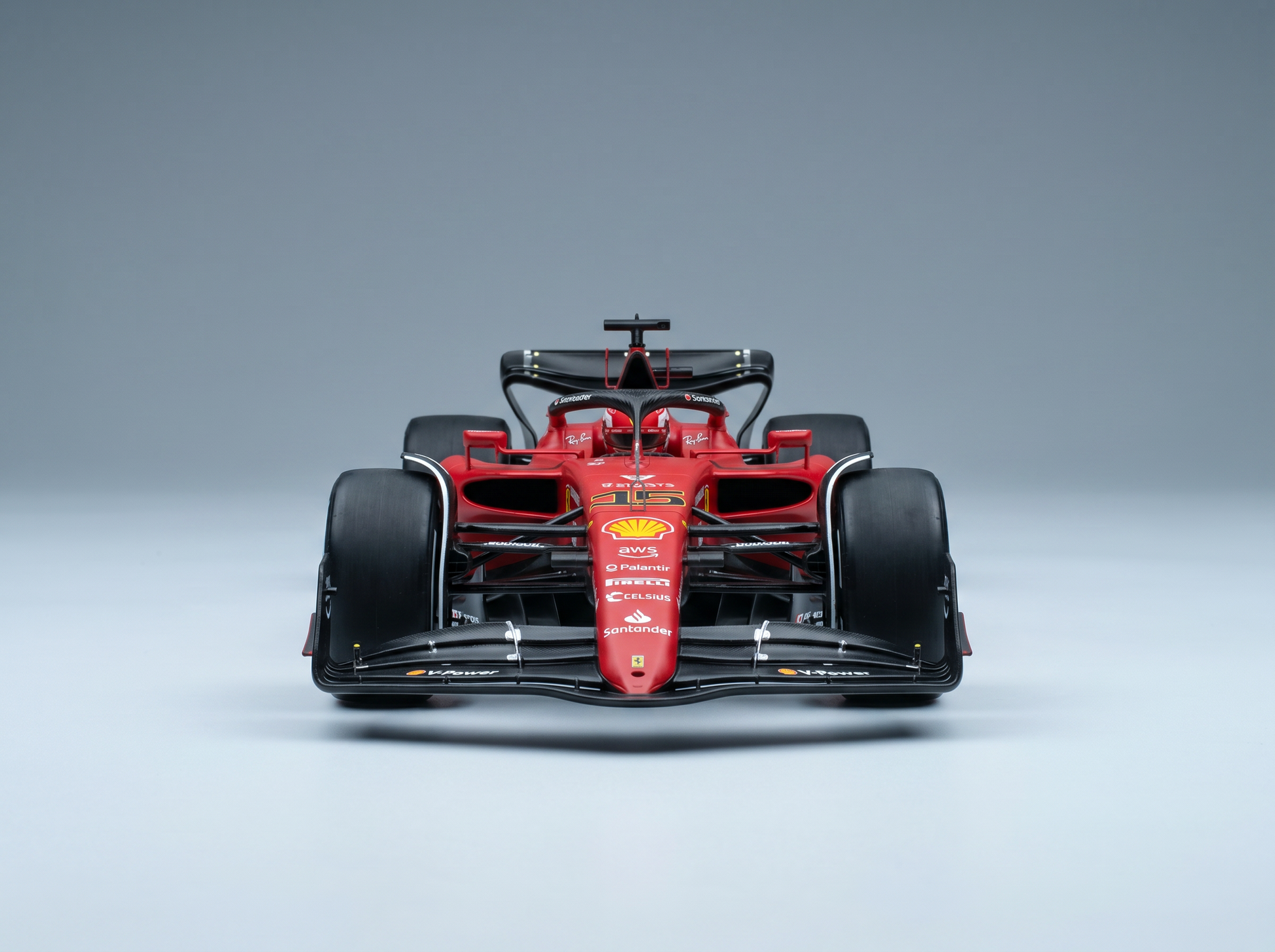 Rotes Ferrari-F1-Modellauto im Maßstab mit Shell- und AWS-Logos, präsentiert von Vroomi für Sammler.