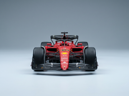 Rotes Ferrari-F1-Modellauto im Maßstab mit Shell- und AWS-Logos, präsentiert von Vroomi für Sammler.