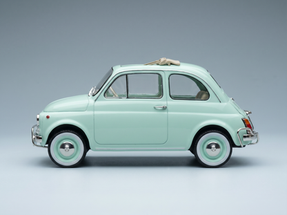 Maqueta de coche en color verde menta con un diseño clásico, presentada por Vroomi para coleccionistas.