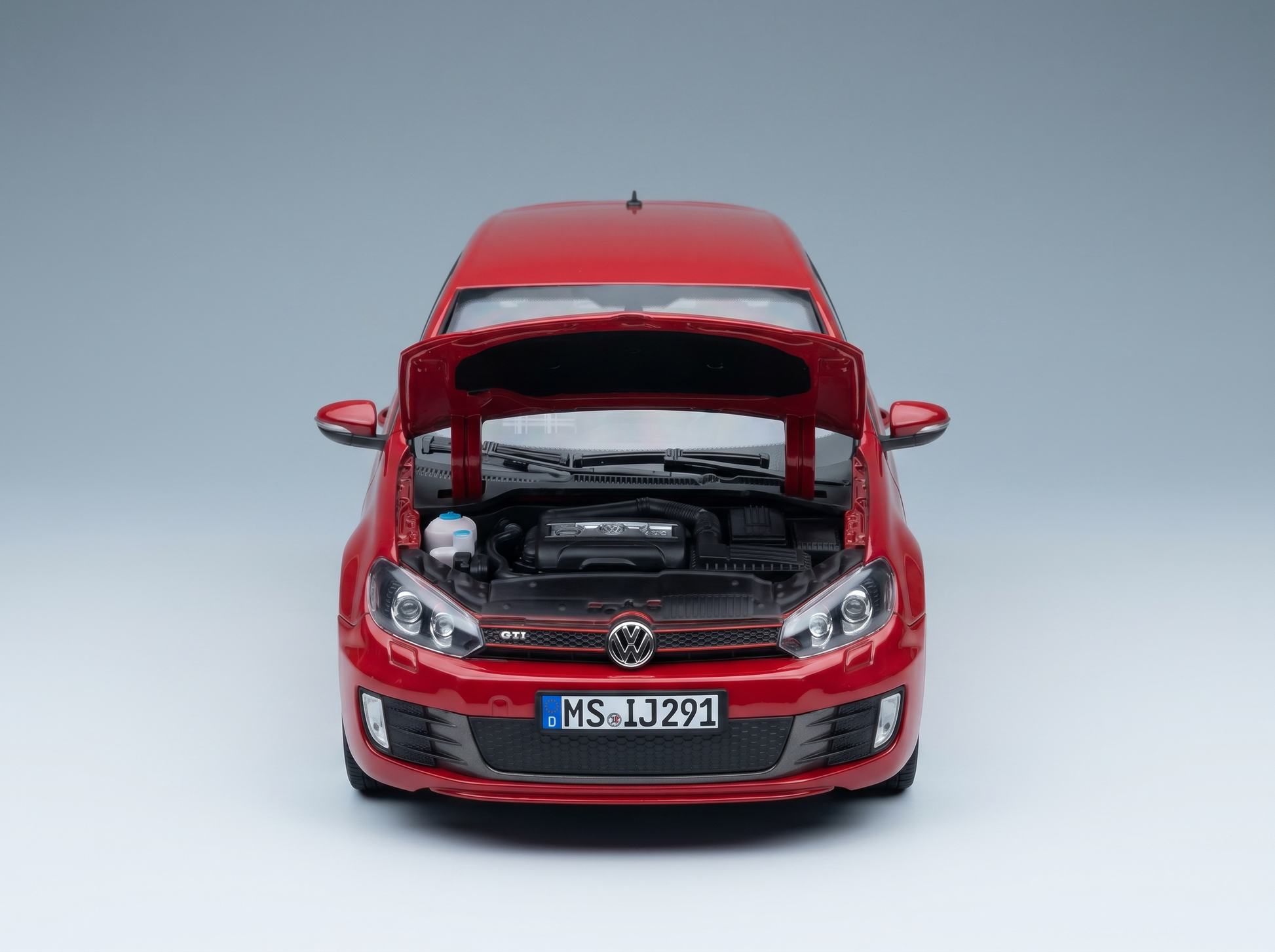 Maqueta de coche Volkswagen GTI rojo con el capó abierto y motor detallado, en Vroomi