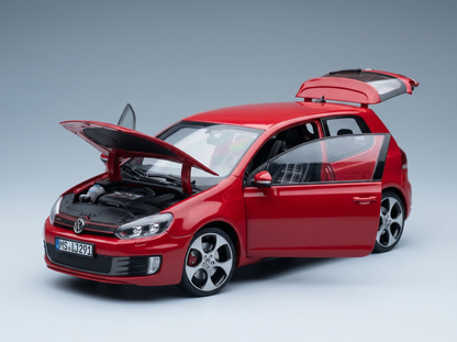 Maqueta a escala de un Volkswagen Golf GTI rojo con las puertas, el capó y el maletero abiertos — Vroomi