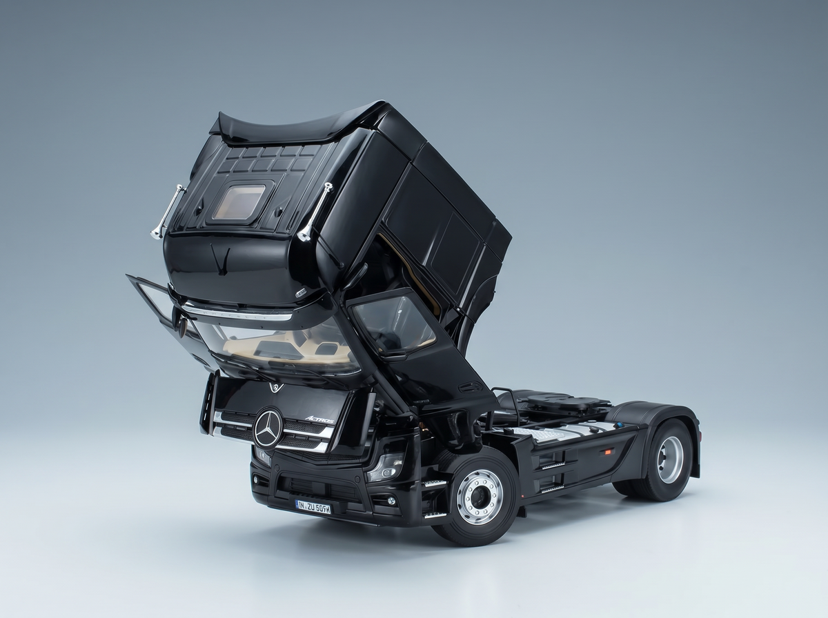 Miniature Mercedes-Benz Actros noire avec capot ouvert, présentée par Vroomi pour les collectionneurs
