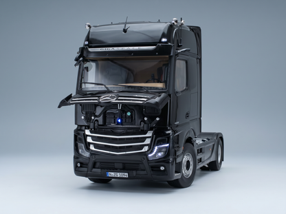 Miniature Mercedes-Benz Gigaspace noire par Vroomi, détaillée avec capot ouvert et éclairages LED