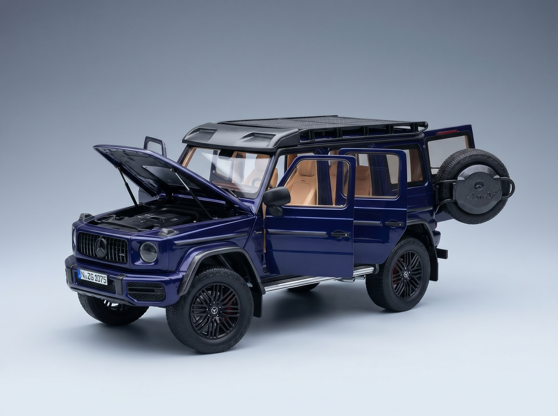 Blaues Mercedes-Benz G-Wagon-Modellauto mit geöffneten Türen und Motorhaube, präsentiert von Vroomi