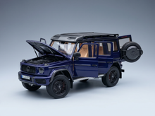 Blaues Mercedes-Benz G-Wagon-Modellauto mit geöffneten Türen und Motorhaube, präsentiert von Vroomi
