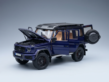 Blaues Mercedes-Benz G-Wagon-Modellauto mit geöffneten Türen und Motorhaube, präsentiert von Vroomi