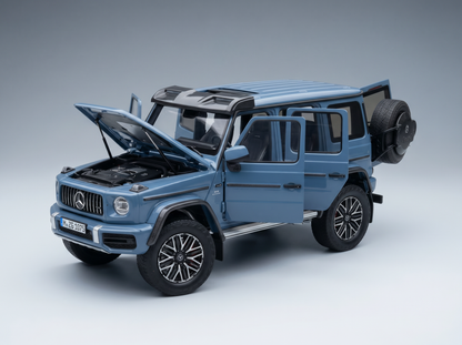 Blaues Mercedes-Benz G-Wagon-Modellauto mit geöffneten Türen und Motorhaube, präsentiert von Vroomi