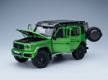 Grünes Mercedes-Benz G-Wagen-Modellauto mit geöffneten Türen und Motorhaube, präsentiert von Vroomi