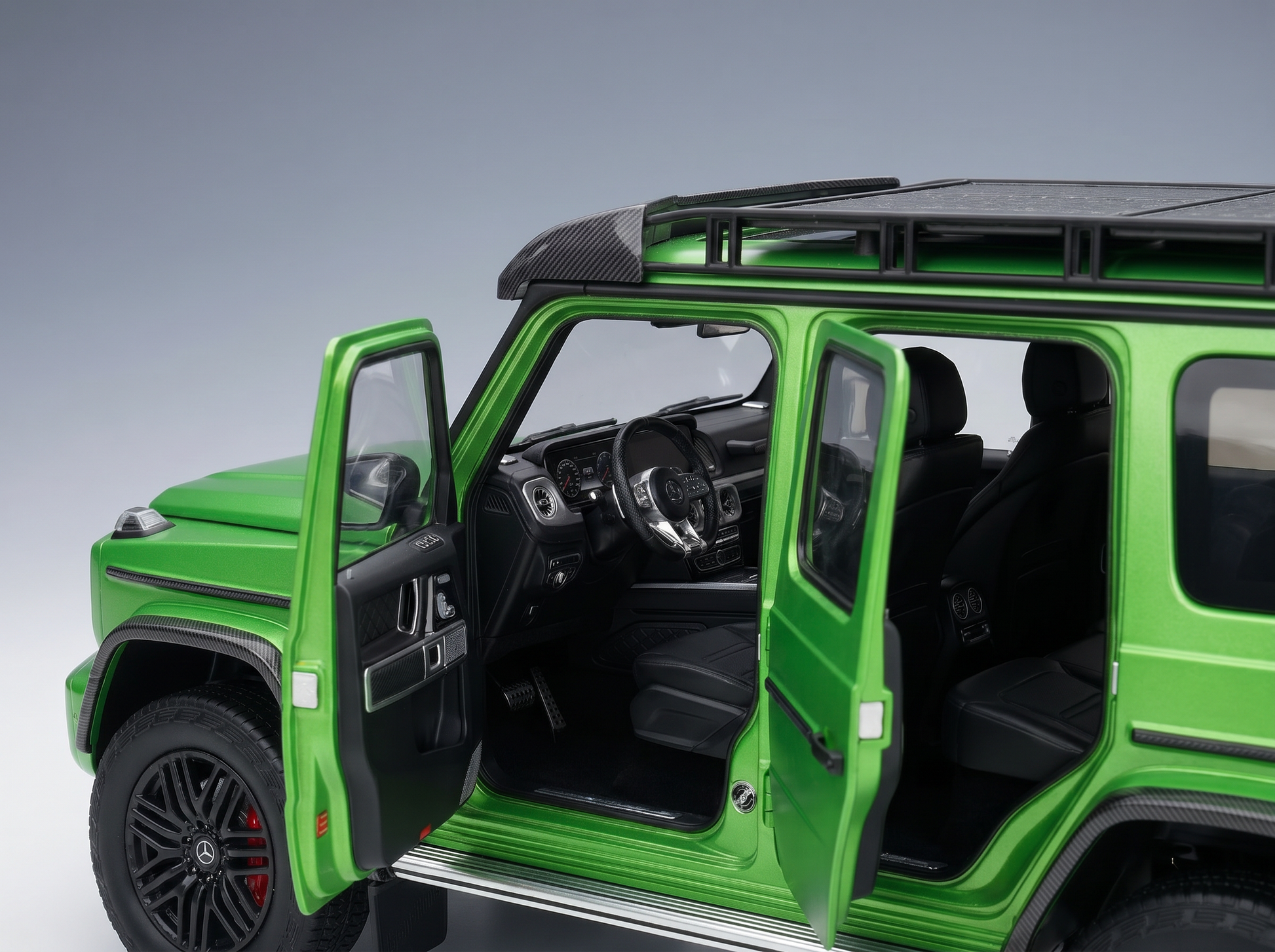 Vroomi-Modellauto: leuchtend grüner G-Wagon mit geöffneten Türen, detailgetreuem Innenraum und Karbon-Akzenten