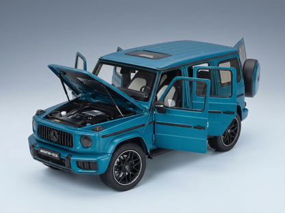Modellauto des Mercedes-AMG G63 in der Farbe Teal mit geöffneten Türen und Motorhaube, präsentiert von Vroomi