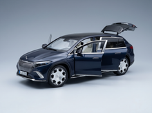 Blaues Mercedes-Benz EQS SUV-Modellauto mit geöffneten Türen und Kofferraum, präsentiert von Vroomi für Sammler.
