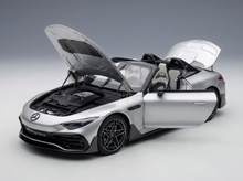 Silbernes Mercedes-AMG SL 63-Modellauto mit zu öffnenden Türen, Motorhaube und Kofferraum, detailgetreuem Motor und Innenraum, Vroomi