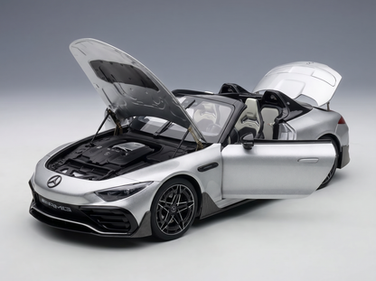 Silbernes Mercedes-AMG SL 63-Modellauto mit zu öffnenden Türen, Motorhaube und Kofferraum, detailgetreuem Motor und Innenraum, Vroomi