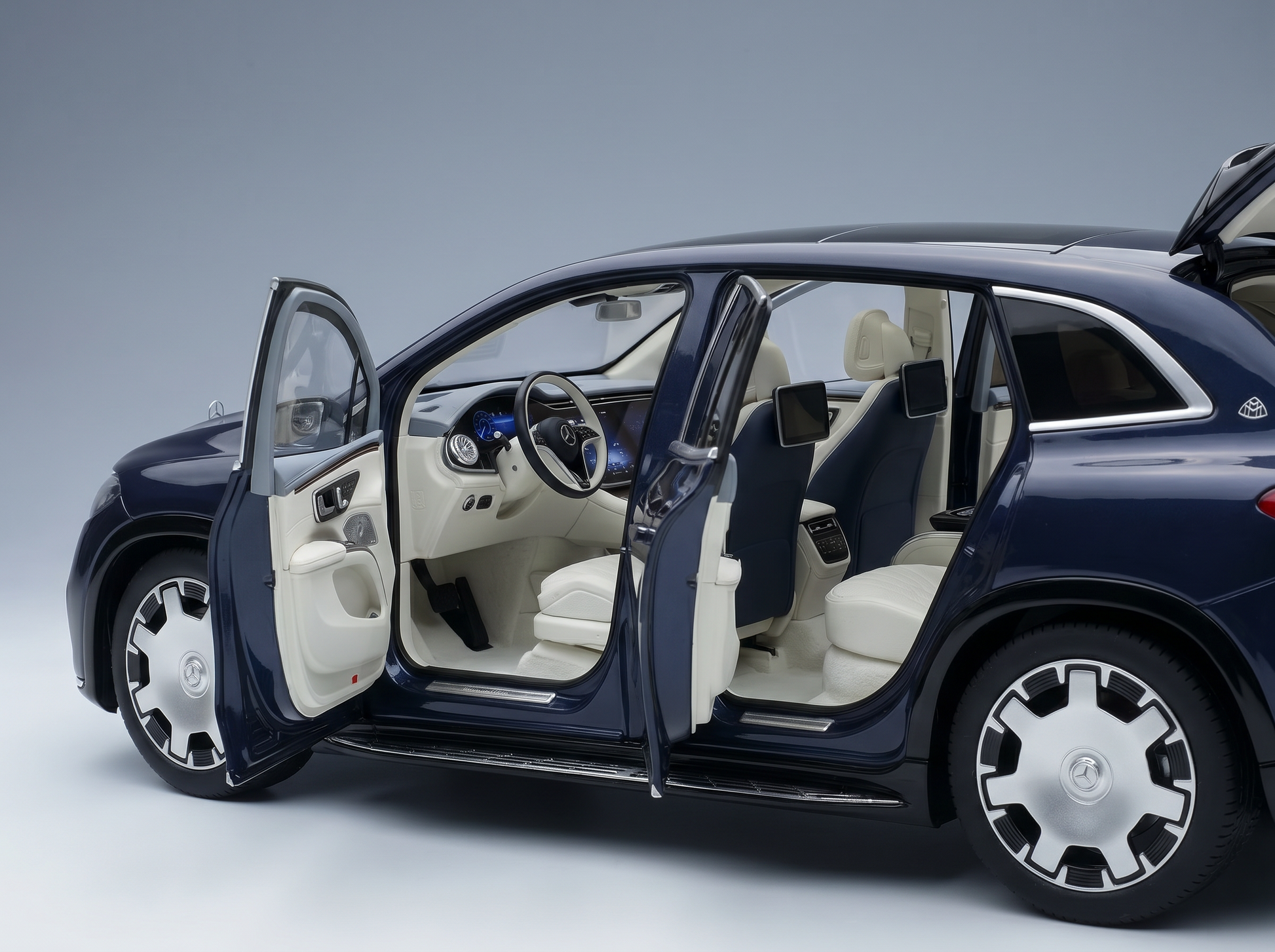 Luxuriöses blaues Modellauto mit geöffneten Türen, cremefarbener Innenausstattung und detailgetreuem Cockpit — Vroomi